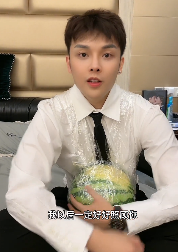 小猪先生体验怀孕,行动艰难感慨女人不容易,却被嘲:早体验过了