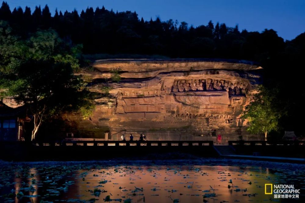 【安岳华严洞是四川宋代密宗造像的典型代表.