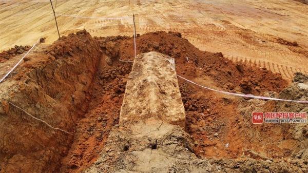 石棺位置并没有坟头和墓碑,只是土层稍微隆起,看不出此处有一座古墓