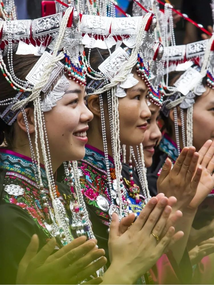在景宁,畲族妇女的头饰以"雄冠式"为主--顶部凌厉,犹如凤头高高;凤冠
