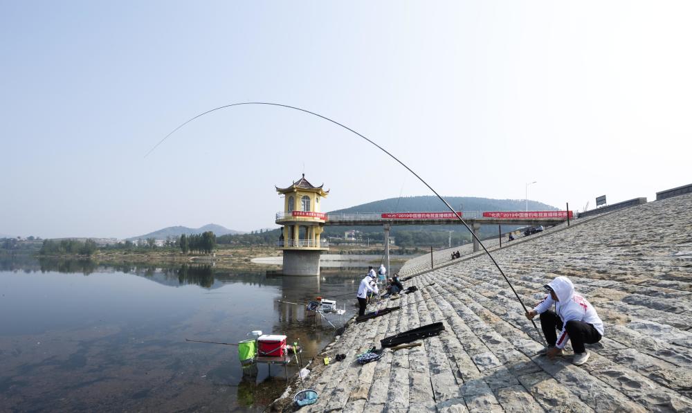 邓刚在水库钓鱼看呆老板娘!事后牵扯出一系列的家庭趣事