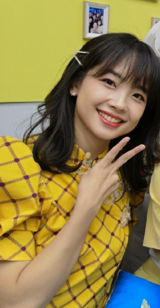 央视主持人也太好看了怪不得王冰冰能这么火穿小短裙可爱还自信