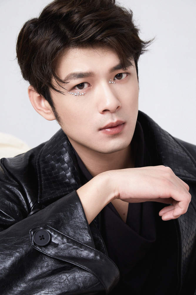 盛英豪all black写真发布 皮衣短靴霸气外放_腾讯新闻