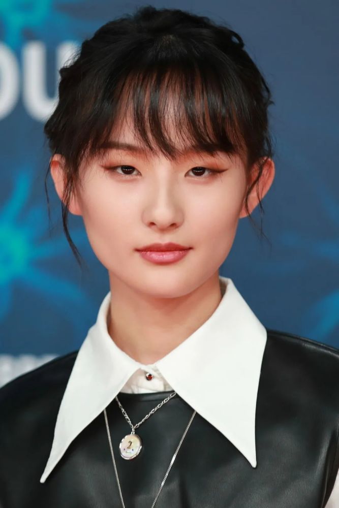 张钰琪的长相其实也非常有辨识度,特别是在那么多大眼睛尖下巴的女孩