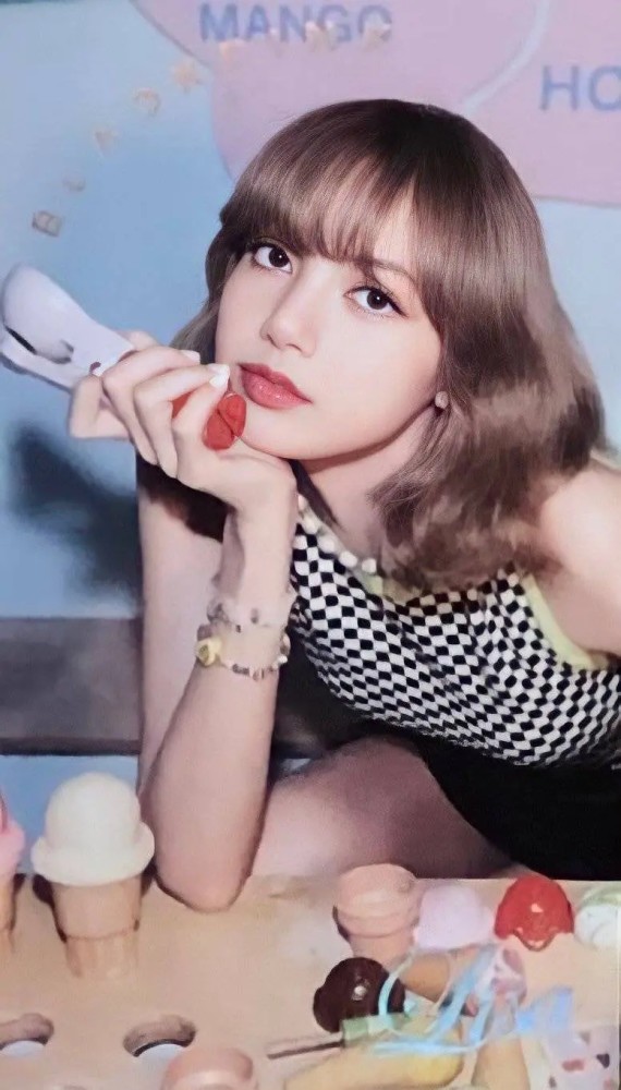 lisa最新图会动的芭比娃娃