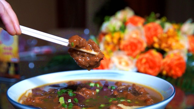 残奥会冠军最喜爱的广安美食:滑肉汤