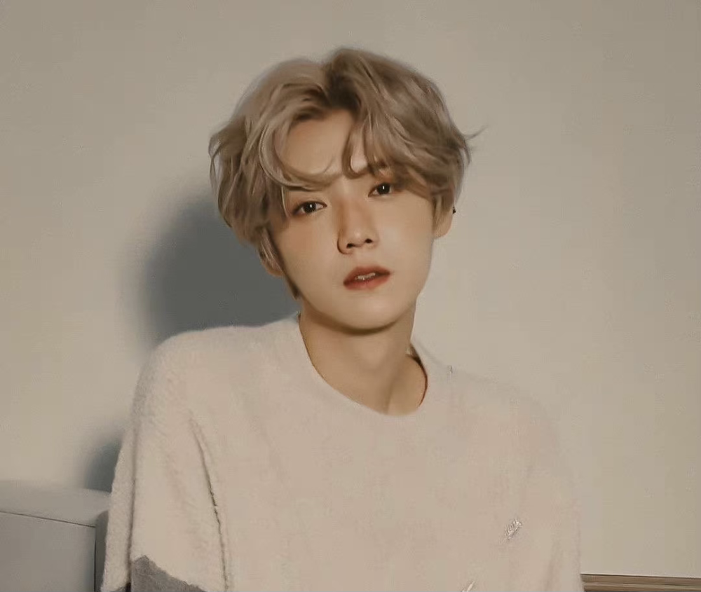 鹿晗尝试金色卷发,优雅不失贵气,满满少年感宛如刚出道时期_腾讯新闻