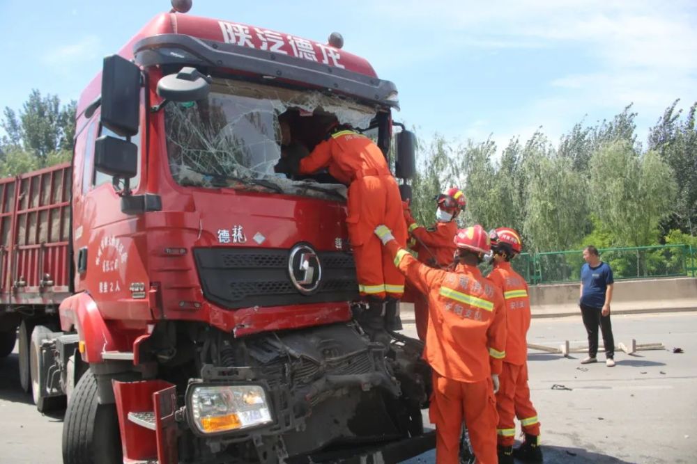 半挂车追尾环卫车 消防员紧急救援被困司机