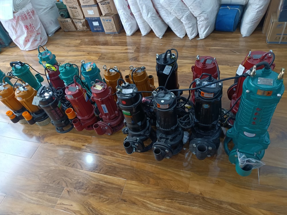 在郑州市博颂路某五金机电城内,有三家水泵销售门店,每家水泵销售门店