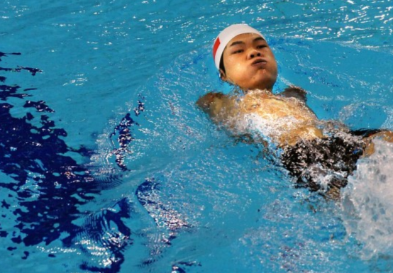 很难想象没有手要怎么游泳,可郑涛不仅做到了,还成为了无臂飞鱼,2012