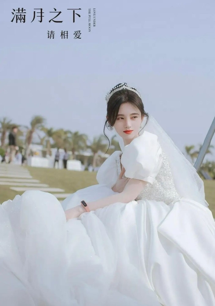 鞠婧祎婚纱造型花絮照曝光,侧对镜头优雅捂胸,气质甜美笑容温柔