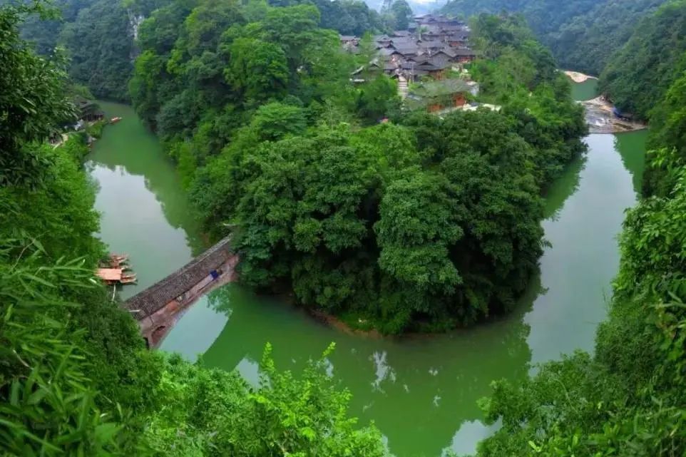 在松桃县响水洞村与瀑布梯田相遇体验大自然野性的魅力