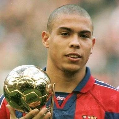 大罗在国家队有两届世界杯冠军,两届美洲杯冠军,一届联合会杯冠军.