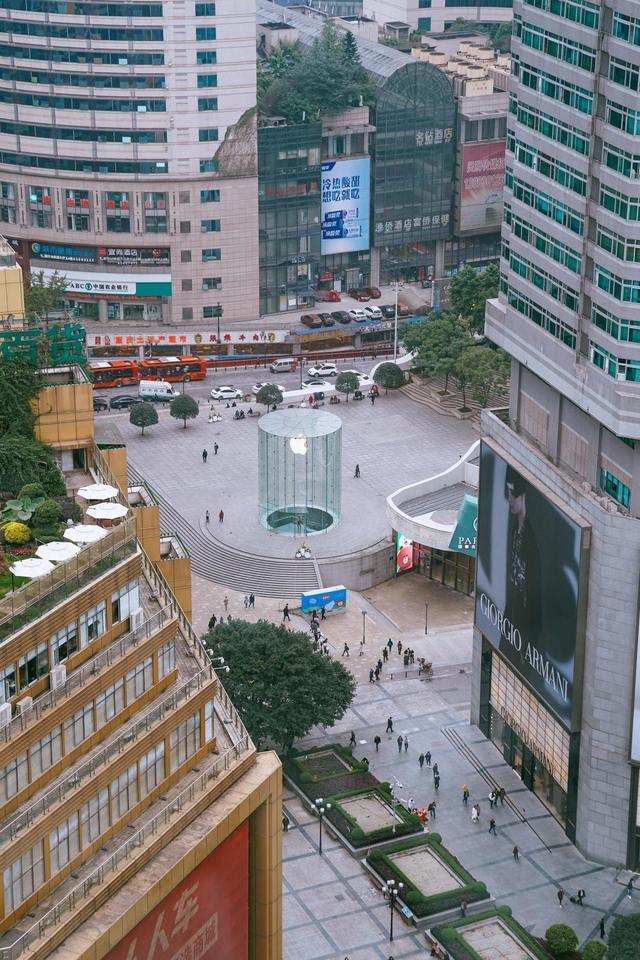 就在解放碑旁 非常适合拍都市街头风真的有一种置身纽约的感觉 解放碑