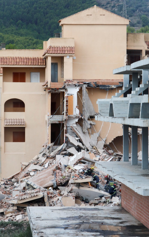 新华社/路透8月26日,消防员在西班牙佩尼斯科拉一处坍塌楼房的废墟中