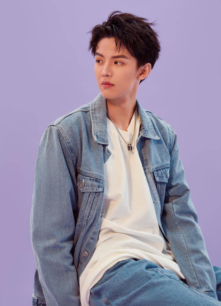 他是剧红人不红. 周峻纬是《致我们暖暖的小时光》里的林直存.