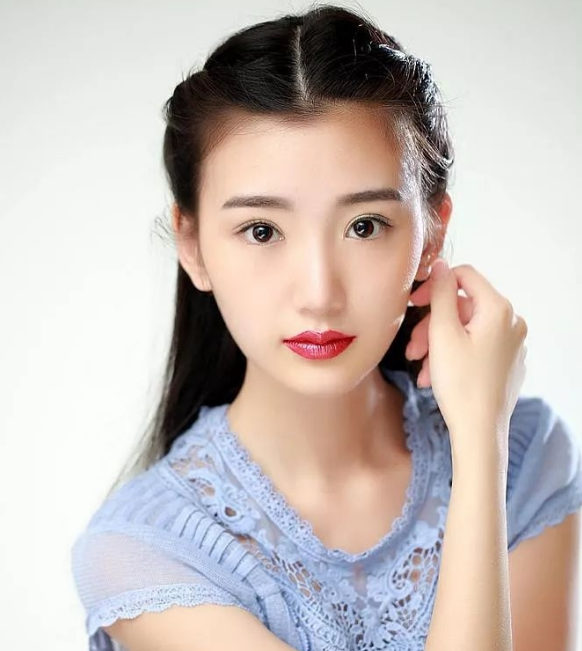 眼睛好看的女星只服这8位,眼神灵气逼人,仿佛藏着星辰大海