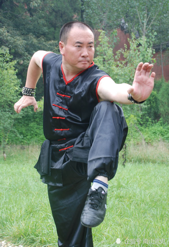 陈同山拳术造诣如何?功夫高达国术7段,他儿子更是武打巨星_腾讯新闻