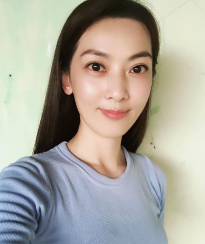 40岁女歌手转行摆地摊维生,起早贪黑卖文具,独自赡养母亲压力大