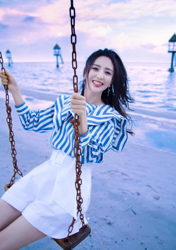 和陈思诚离婚后首个生日佟丽娅打扮清纯时髦笑容灿烂有女人味