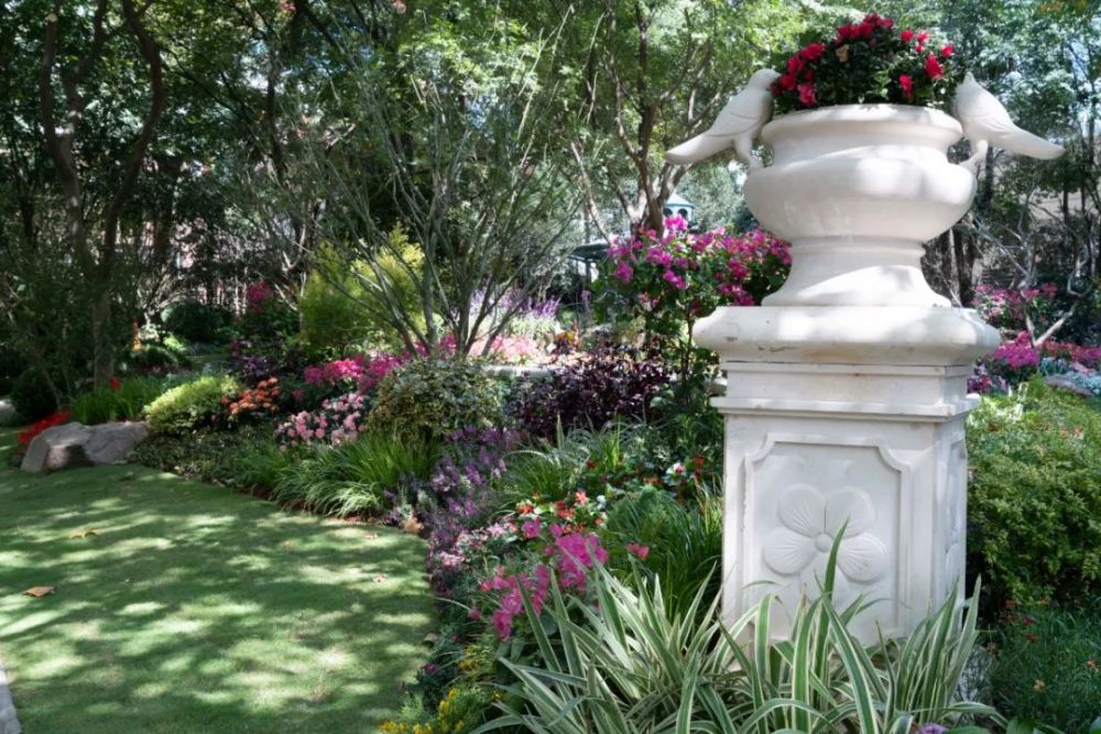 苔藓台地游园空间 植物布置 在植物方面,保留大部分