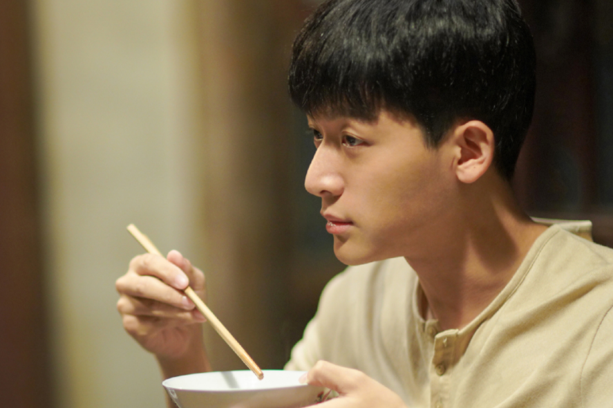 为了找到工作,乔二强和从小一起玩到大的牛野经常出去四处闯荡,尝试了