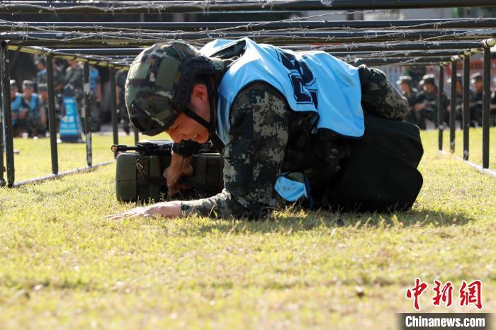 參賽官兵進行救護組合課目時快速搬運彈藥箱. 雷轍 攝