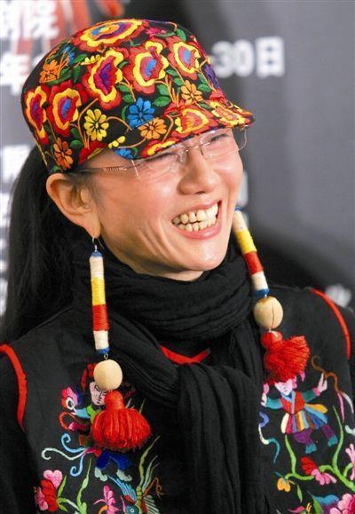 62岁杨丽萍被喷老态保养过度还是美人迟暮冯小刚评价很毒辣