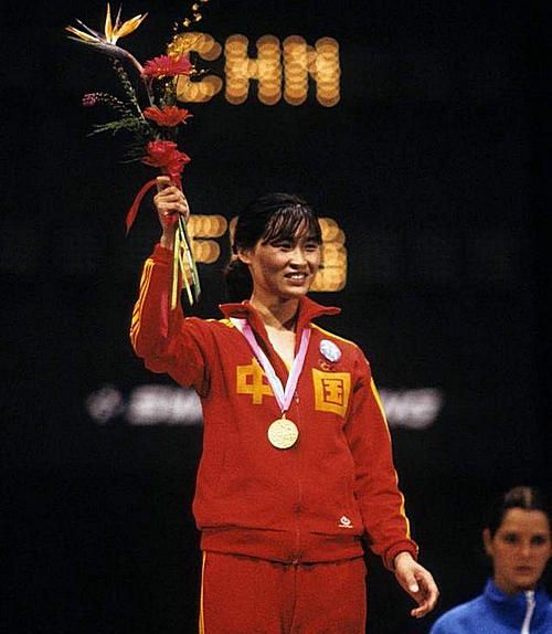 东方第一剑栾菊杰,退役移居海外,50岁奥运赛场举横幅致敬祖国