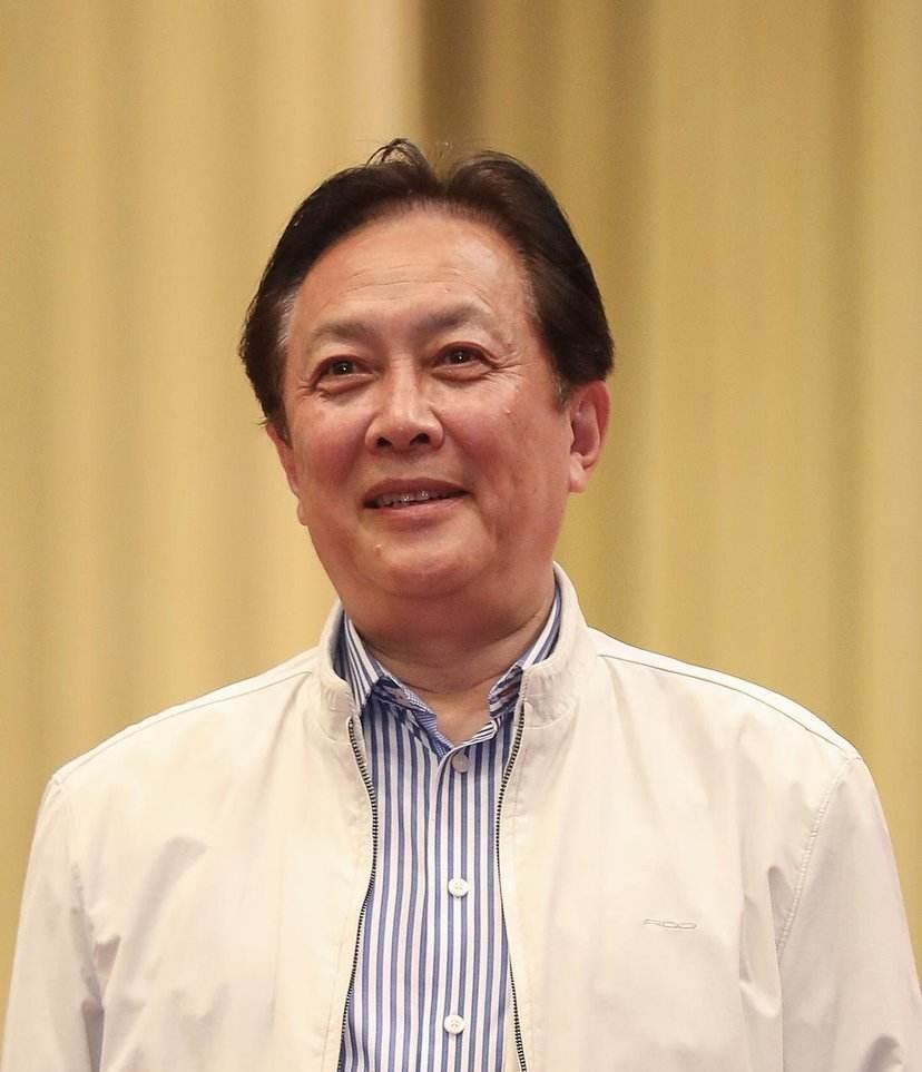 前妻卫生间上吊女儿不怪父亲68岁唐国强二婚妻儿胖成球