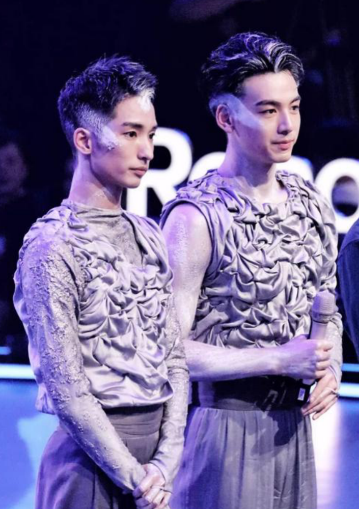 和杨洋是军艺同学在春晚领过舞披荆斩棘的他还是南艺的舞蹈老师