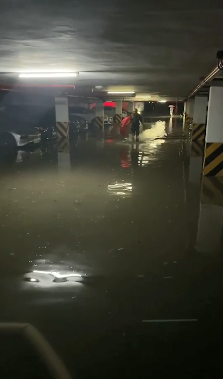 黄色预警|杭州暴雨:有车库被淹 市民拍到暴风雨借风势如泼水一般