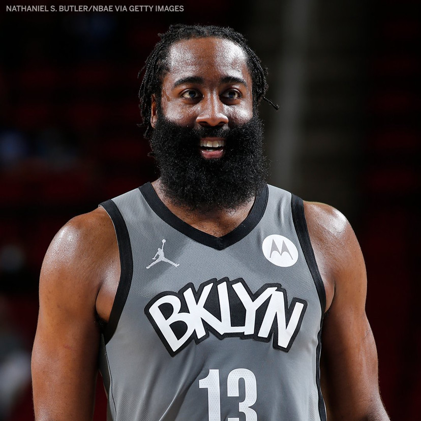 詹姆斯-哈登迎来了自己的32岁生日,布鲁克林篮网队在其官方社交账号上