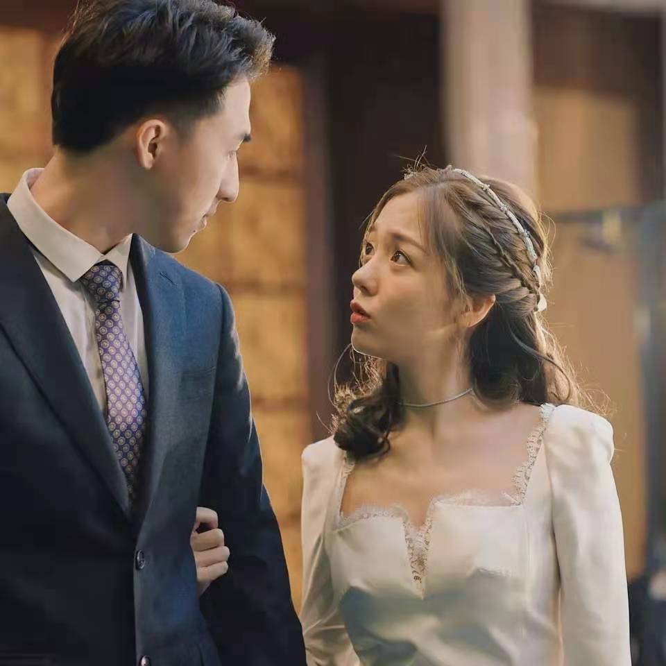 日,孙灏羽在社交平台上晒出多张聊天记录,直指小慧君与巧乐兹夫妇相识