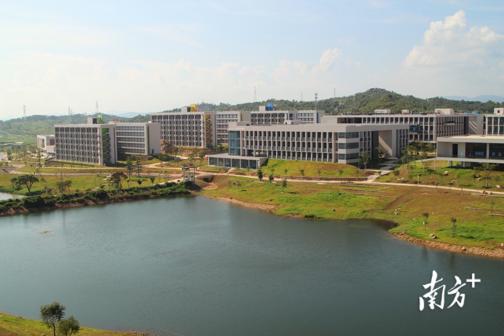 廣東工業大學揭陽校區坐落在鰲頭山下,文昌村旁,面朝南海,依山而建