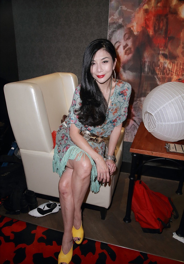 吴家丽老了也有女人味,穿一袭吊带黑裙优雅迷人,妩媚到骨子里了