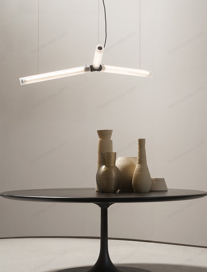 玻璃直射灯采用暖灰色缎面铝制结构,缎面黄铜管,哑光bianco gioia