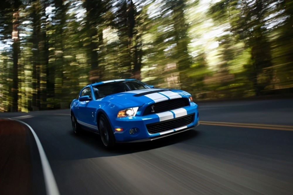 福特野马这款车是电影速度与激情系列中的熟面孔,几乎每一部都会有它