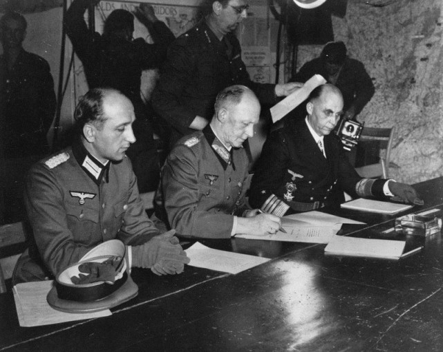 约德尔代表德国签署投降协议德国投降后,约德尔被逮捕并移送至
