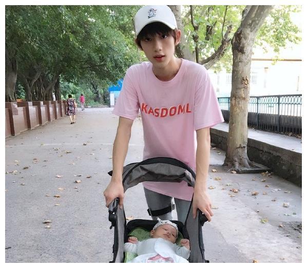 妈妈惊喜亮相张真源和丁程鑫的表情透露在家地位怂的好快
