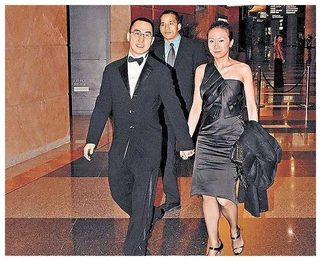 何猷龙跟罗秀茵是在中学的时候就认识的,长大之后两个人走到了一起