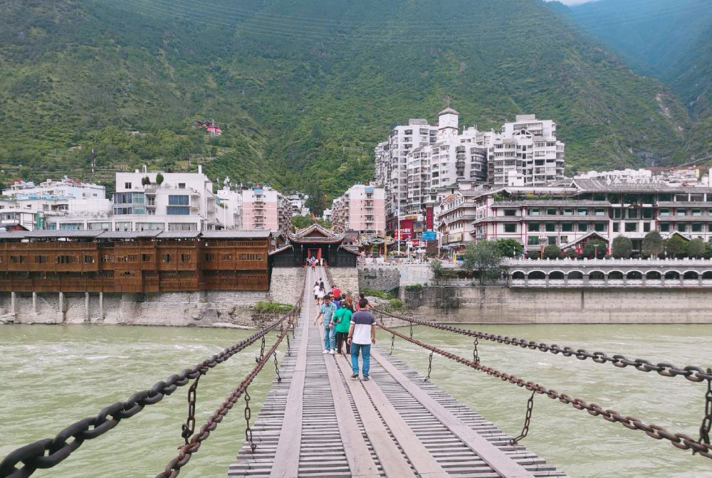 從表面上看,瀘定橋只是一座吊橋,由鐵鏈和木板組成,但事實上除卻那段