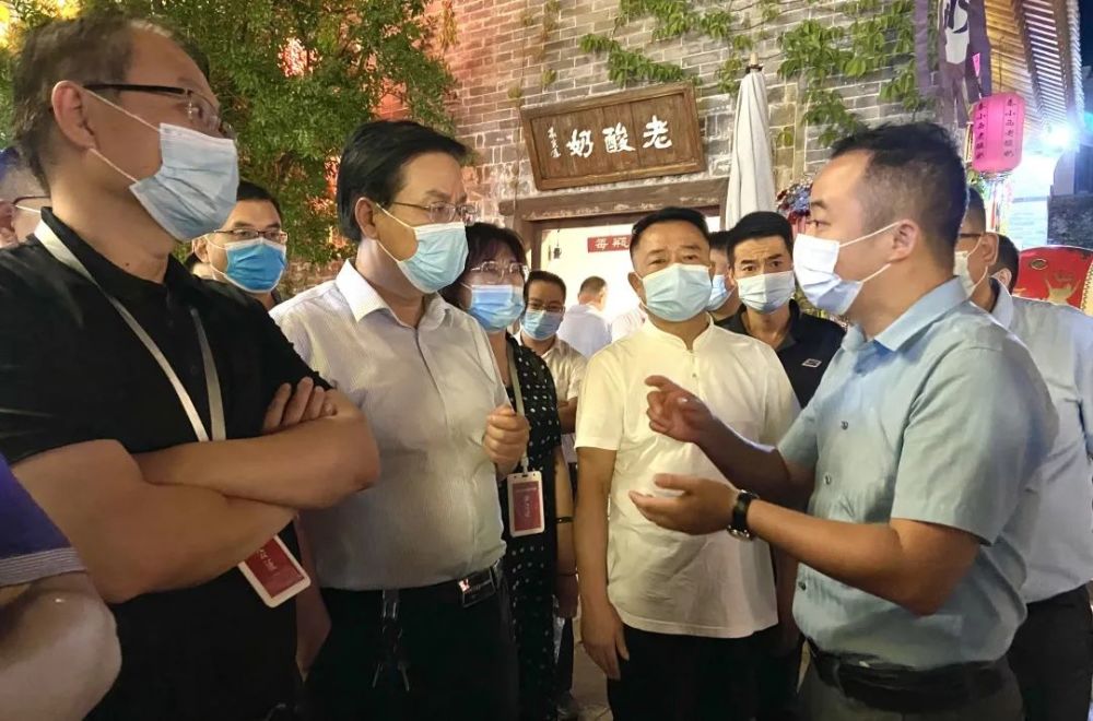 西府老街总经理助理兼市场总监葛浩现场讲解西府老街未来发展规划