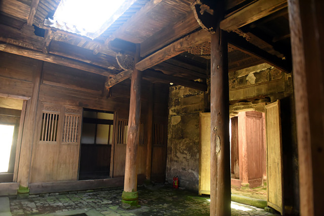 祠堂地面均以花岗岩石,青砖铺砌,屋面为坡顶,两头夹山墙,建筑内木刻与