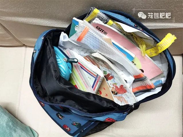 因为笼包之前这一年小学读下来,书包基本上每天都是乱糟糟的,而且经常