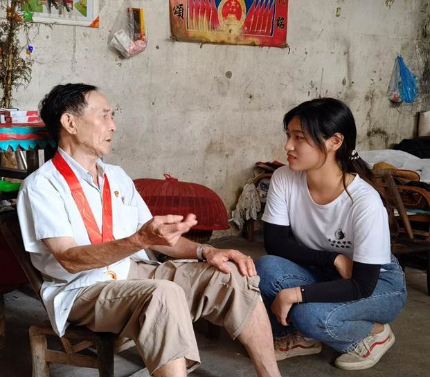 慰问走访老党员聆听红色故事