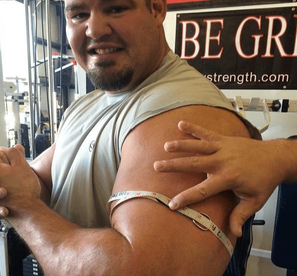 美国壮汉臂围63厘米,先后获得4次大力士冠军,体重200