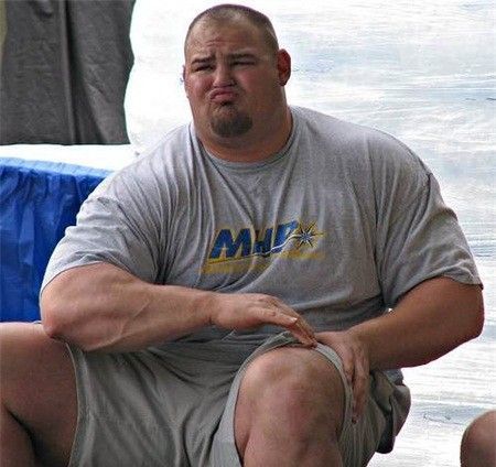 美国壮汉臂围63厘米,先后获得4次大力士冠军,体重200