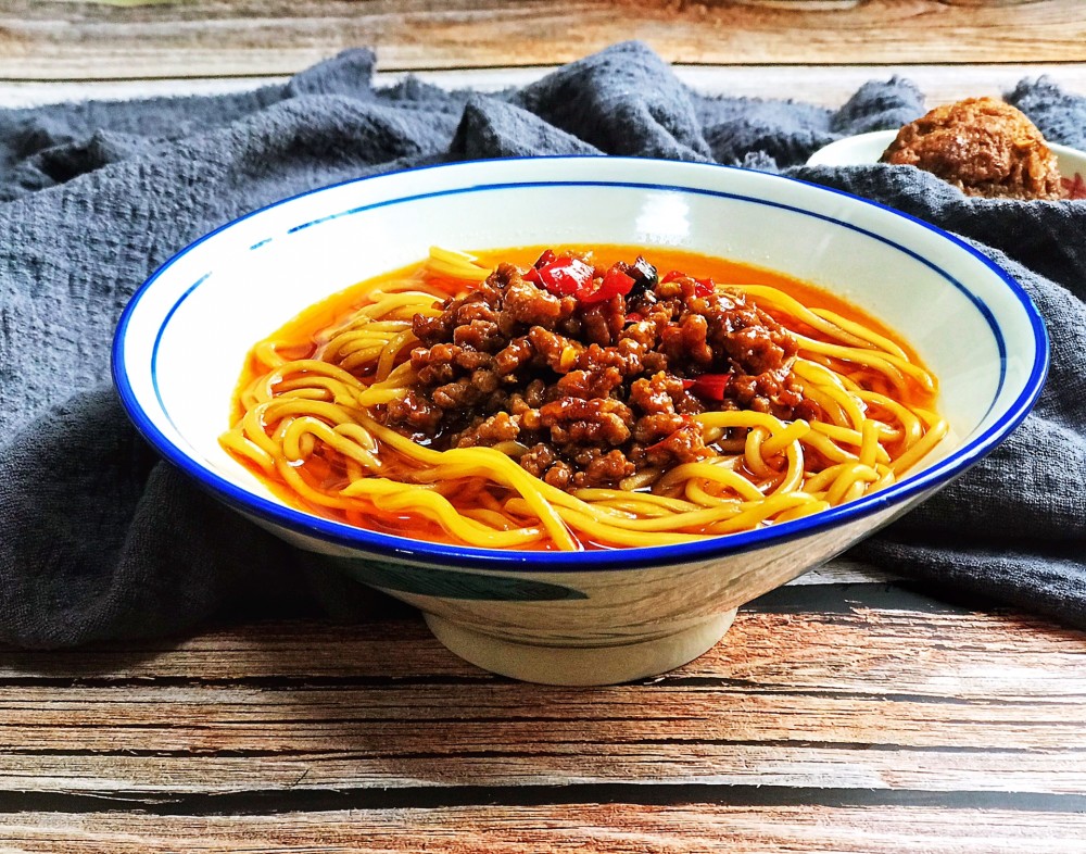 让你越辣越想吃的美味,口水止不住,只需要一碗辣肉面