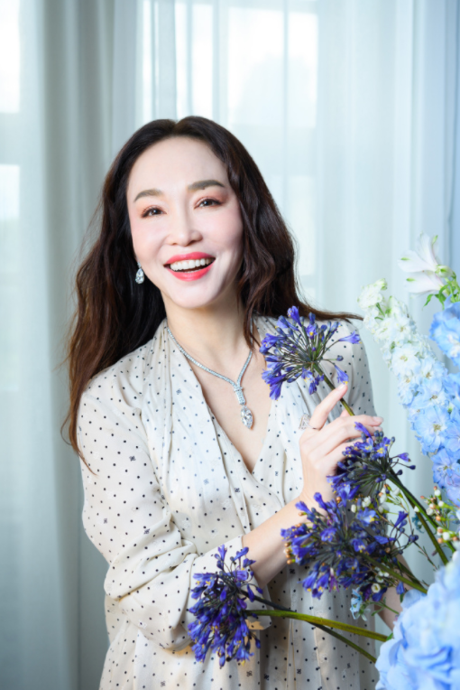 范文芳的气质"没得挑",身穿米色波点连衣裙端庄优雅,成熟精致